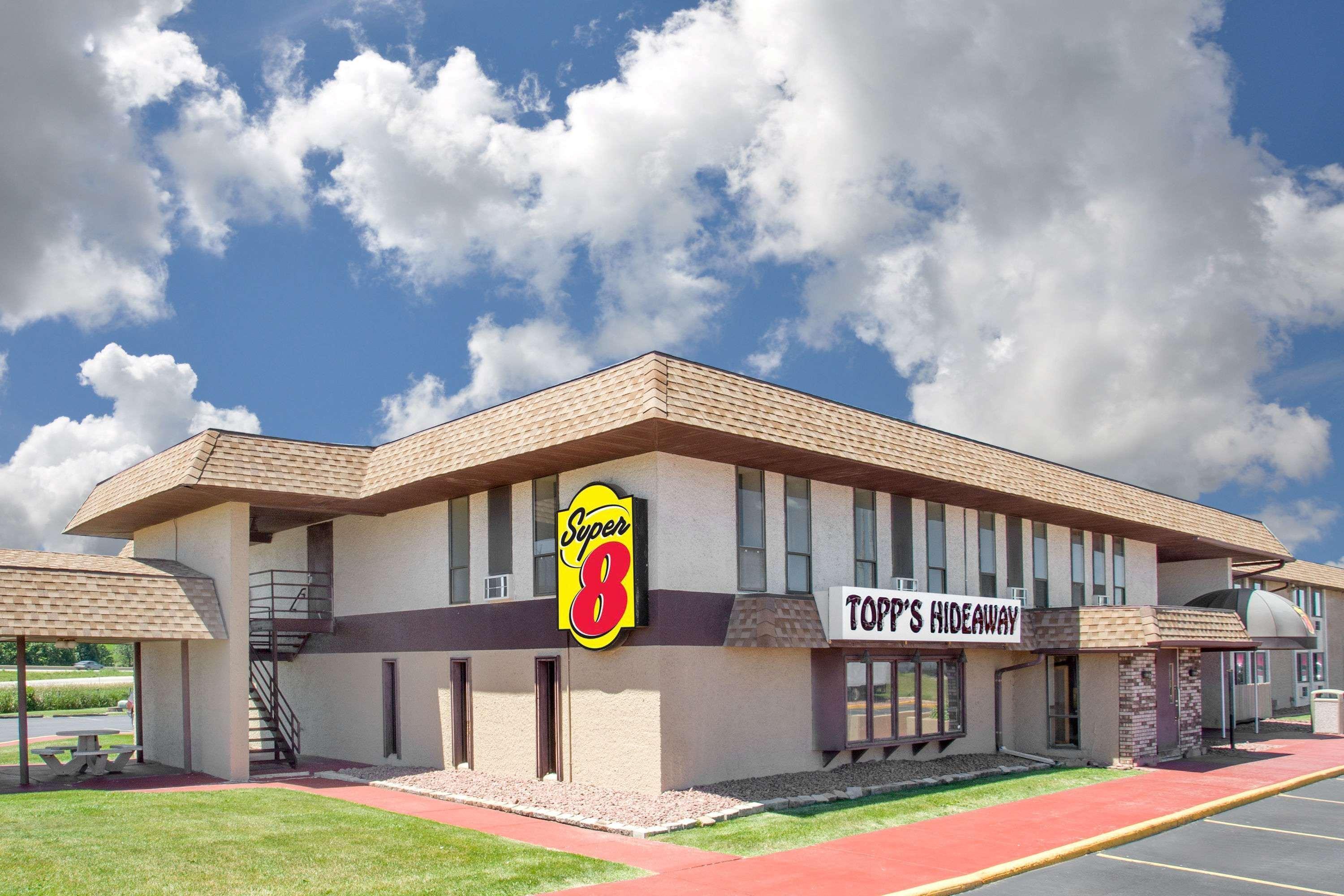 Отель Super 8 By Wyndham Windsor/Madison North Экстерьер фото