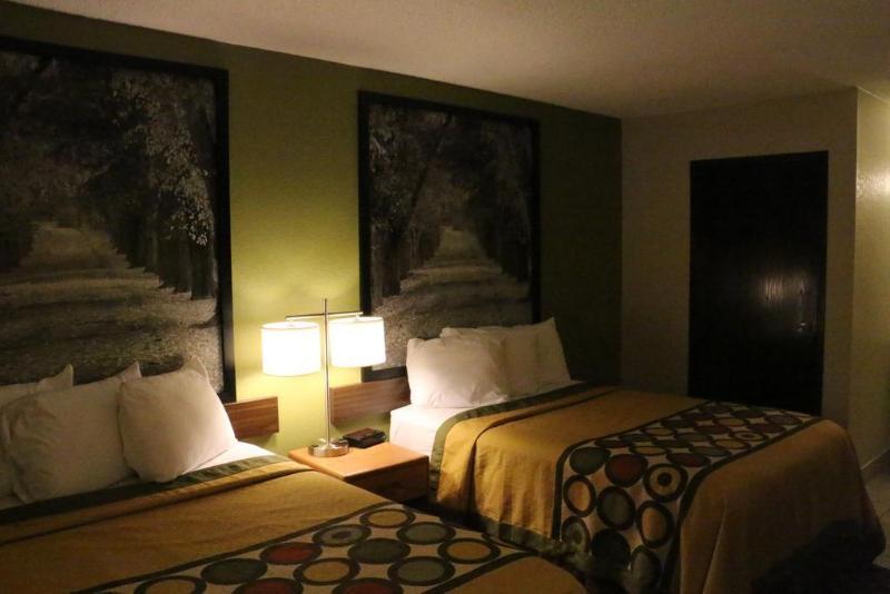 Отель Super 8 By Wyndham Windsor/Madison North Экстерьер фото