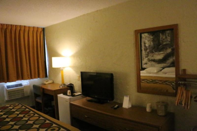 Отель Super 8 By Wyndham Windsor/Madison North Экстерьер фото